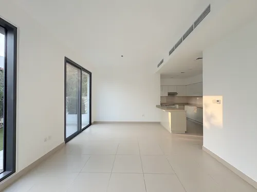 4 Bedrooms Townhouse in Maple 3