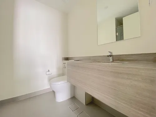 4 Bedrooms Townhouse in Maple 3