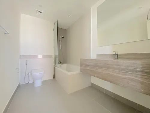 4 Bedrooms Townhouse in Maple 3