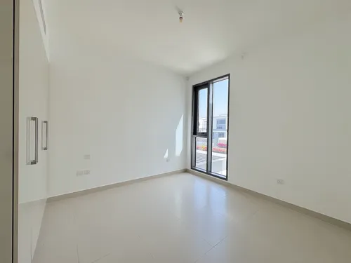 4 Bedrooms Townhouse in Maple 3