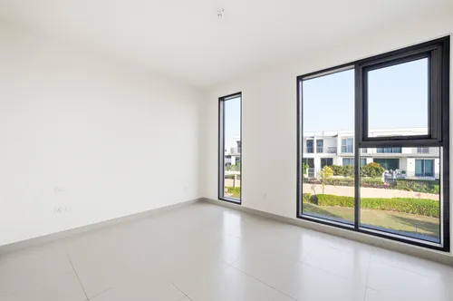 4 Bedrooms Townhouse in Maple 3