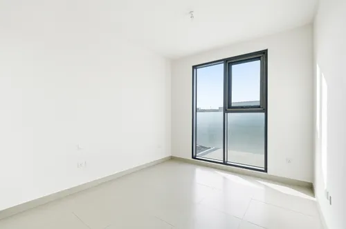 4 Bedrooms Townhouse in Maple 3