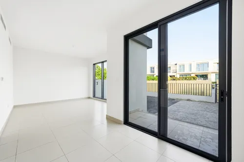 4 Bedrooms Townhouse in Maple 3