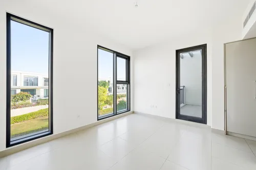 4 Bedrooms Townhouse in Maple 3