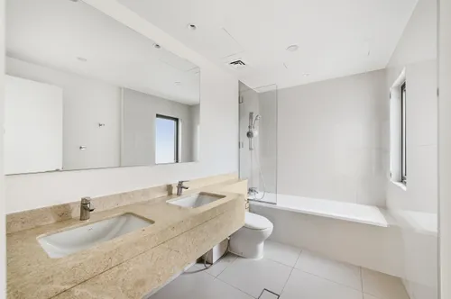 4 Bedrooms Townhouse in Maple 3