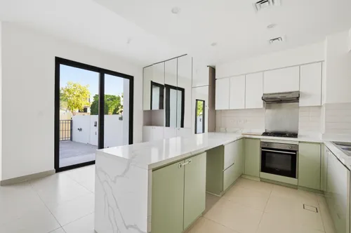 4 Bedrooms Townhouse in Maple 3