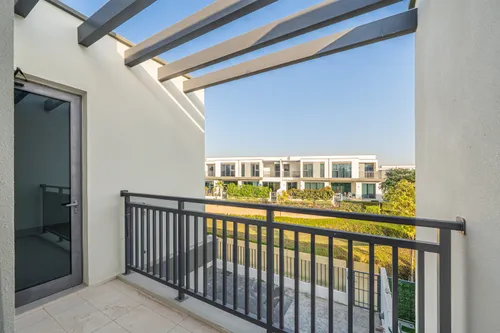 4 Bedrooms Townhouse in Maple 3