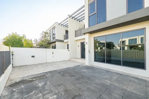 4 Bedrooms Townhouse in Maple 3