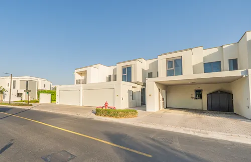 4 Bedrooms Townhouse in Maple 3