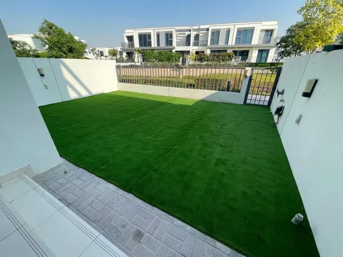 4 Bedrooms Townhouse in Maple 3