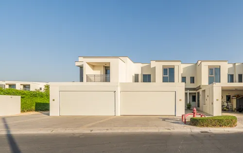 4 Bedrooms Townhouse in Maple 3