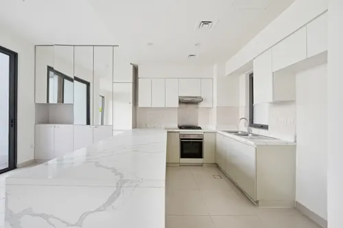 4 Bedrooms Townhouse in Maple 3