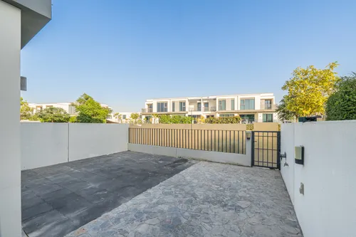 4 Bedrooms Townhouse in Maple 3