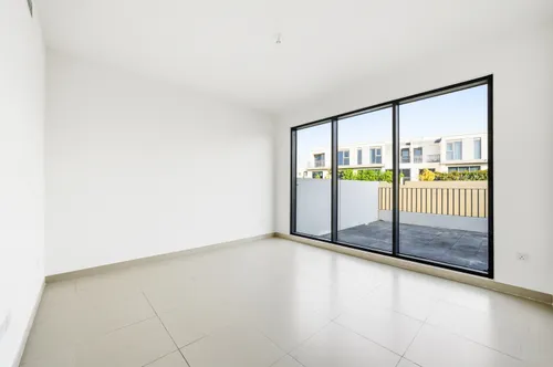 4 Bedrooms Townhouse in Maple 3