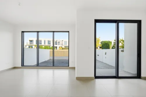 4 Bedrooms Townhouse in Maple 3