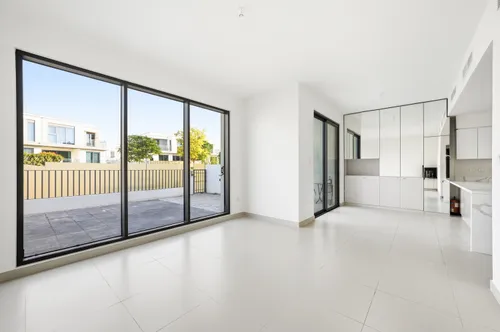 4 Bedrooms Townhouse in Maple 3