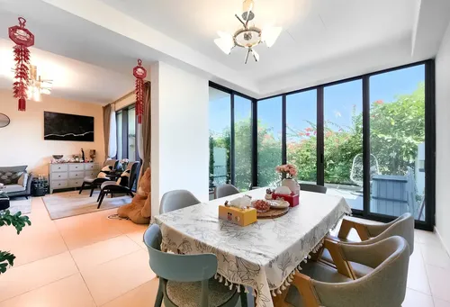 3 Bedrooms Townhouse in Maple 3