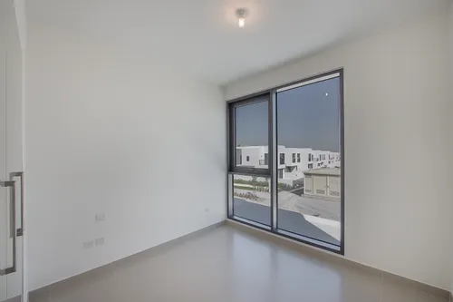 3 Bedrooms Townhouse in Maple 3