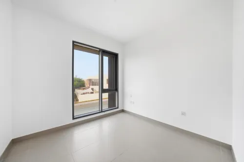 3 Bedrooms Townhouse in Maple 3