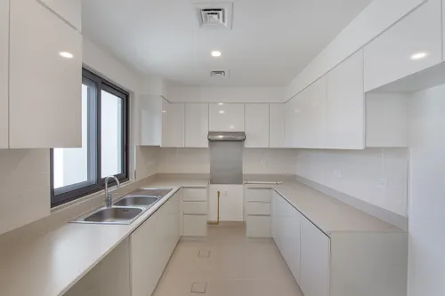 3 Bedrooms Townhouse in Maple 3