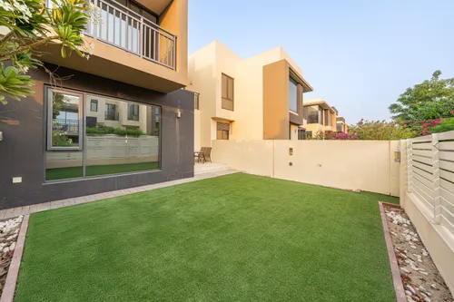 3 Bedrooms Townhouse in Maple 3