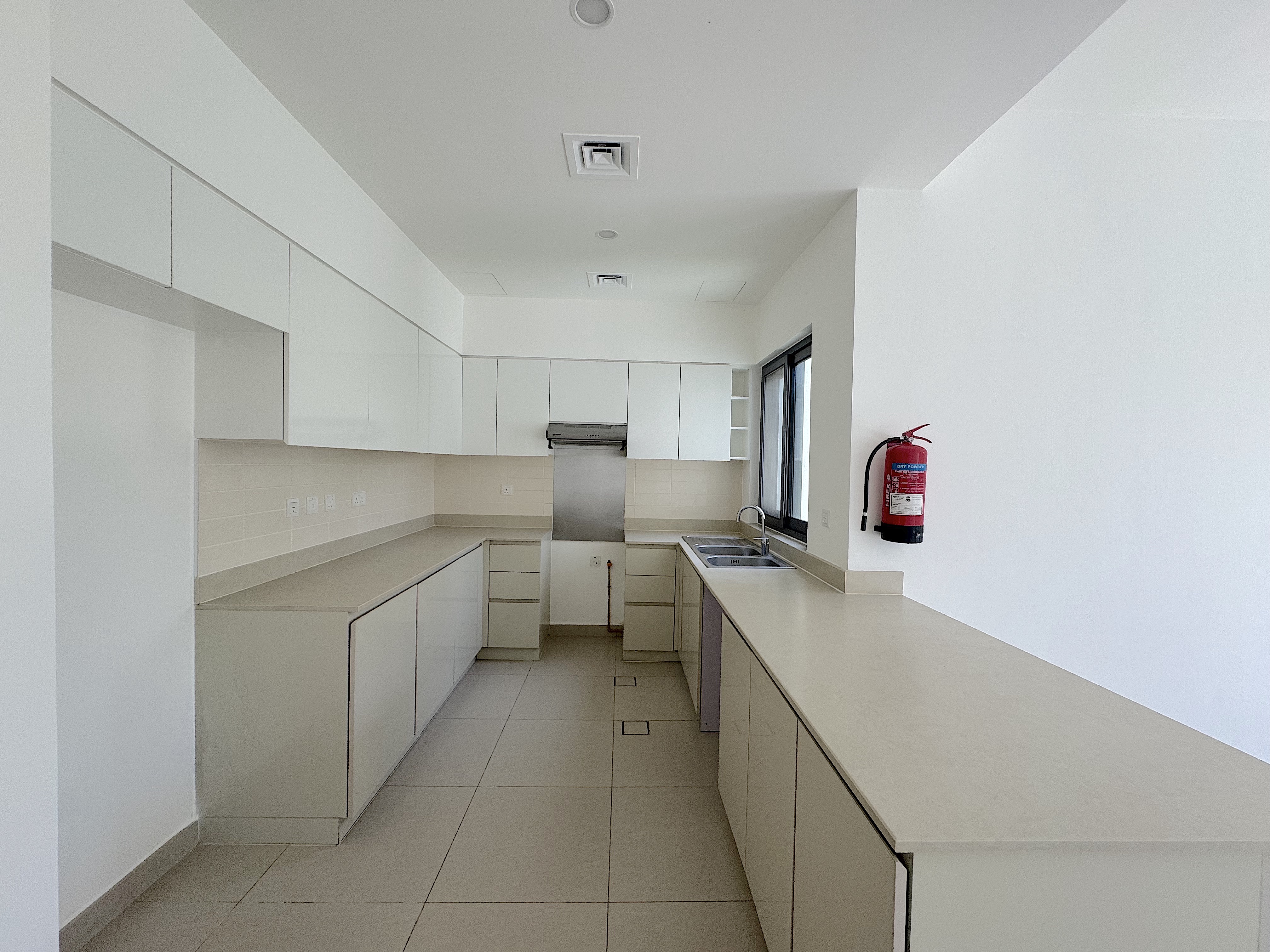 4 Bedrooms Townhouse in Maple 3