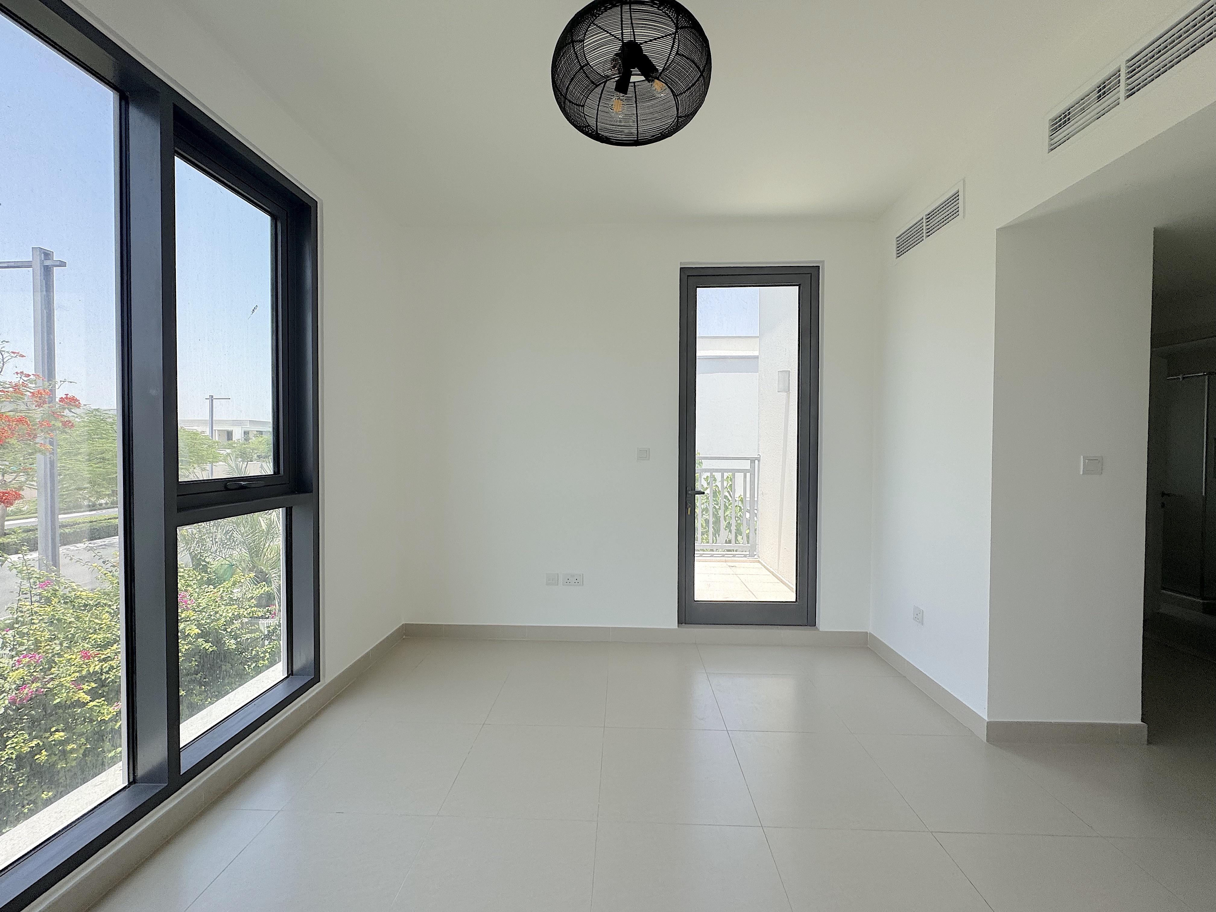 4 Bedrooms Townhouse in Maple 3