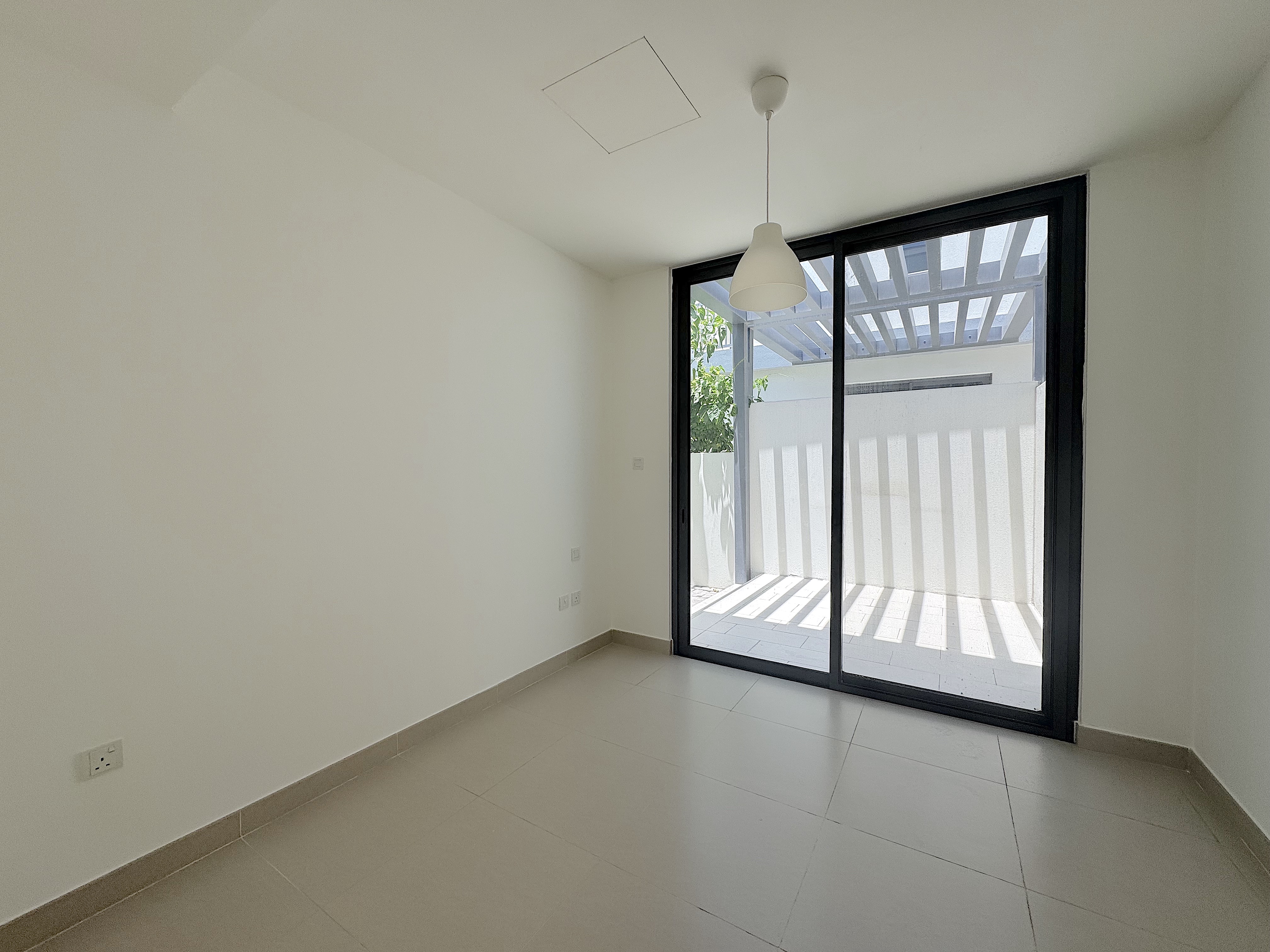 4 Bedrooms Townhouse in Maple 3