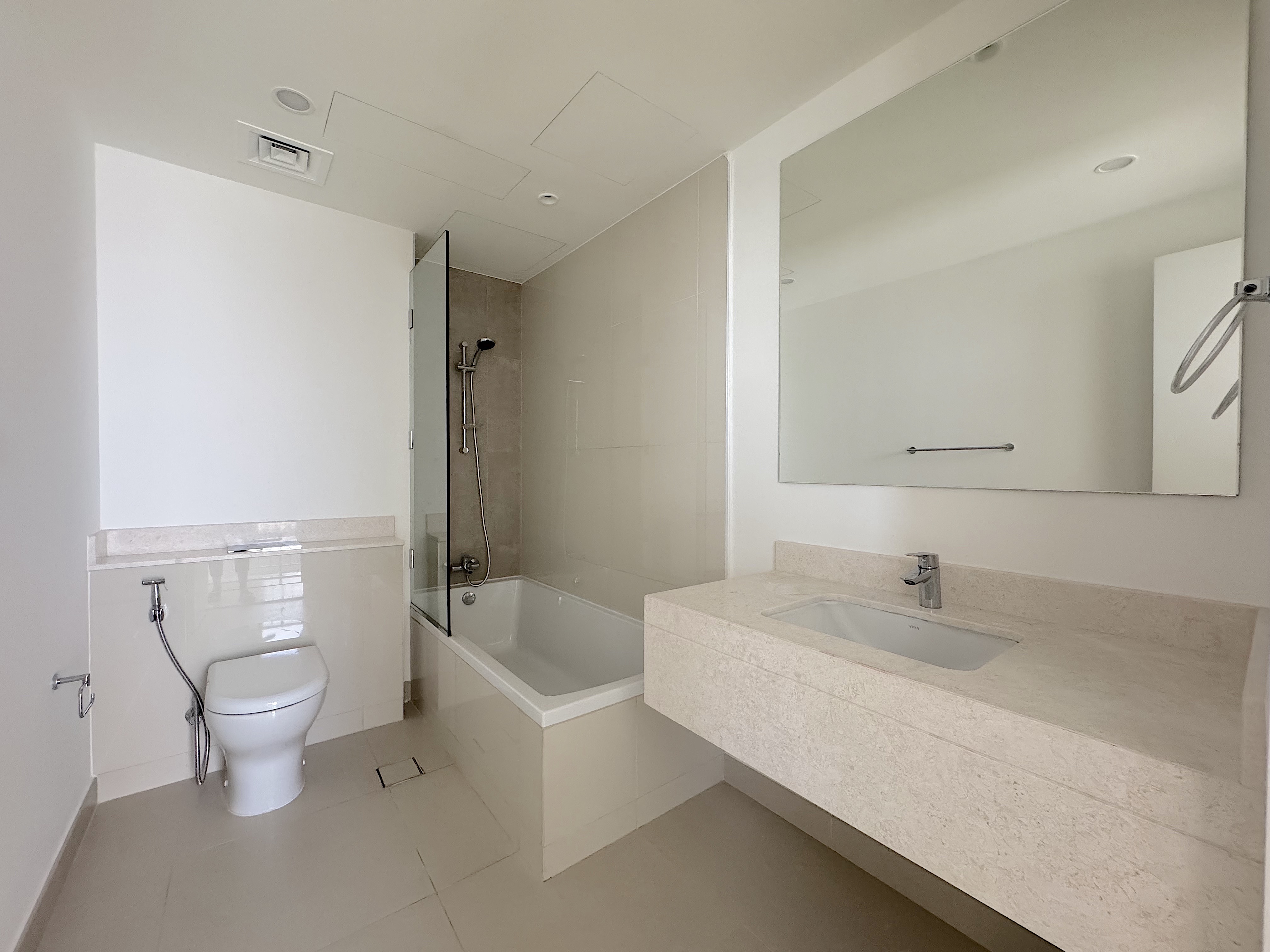 4 Bedrooms Townhouse in Maple 3