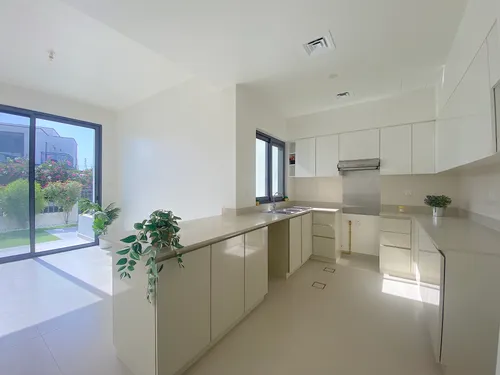 4 Bedrooms Townhouse in Maple 3
