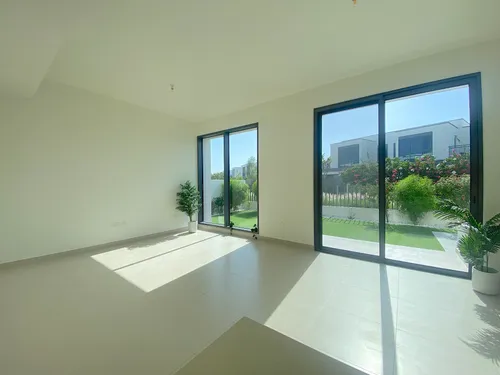 4 Bedrooms Townhouse in Maple 3