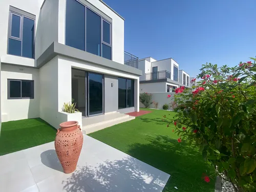 4 Bedrooms Townhouse in Maple 3