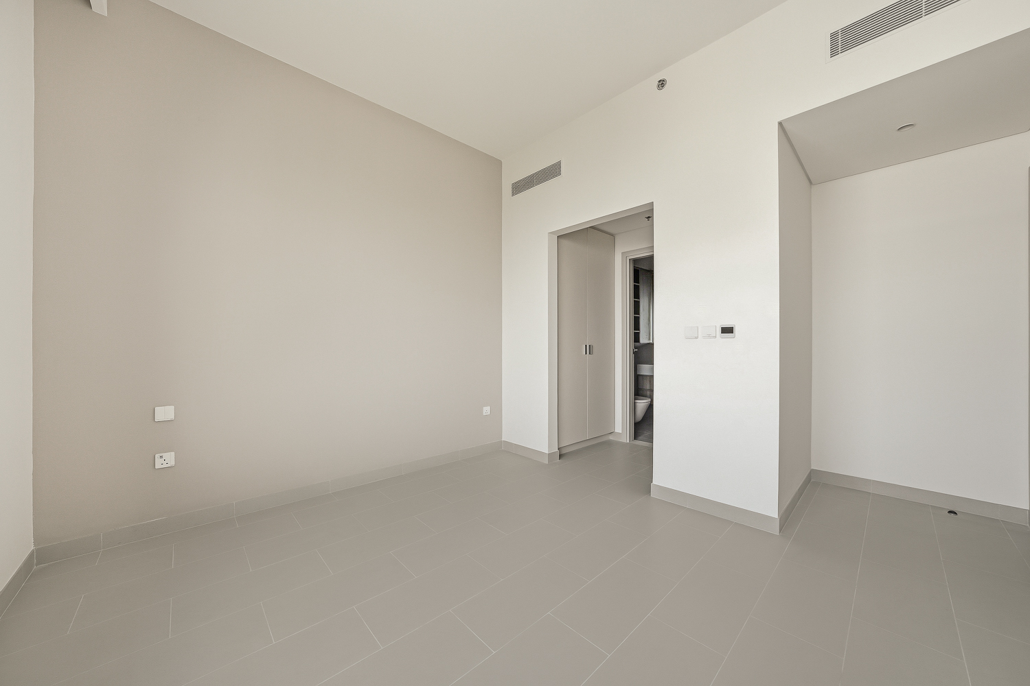 3 Bedrooms Apartment in Park Field Tower 2