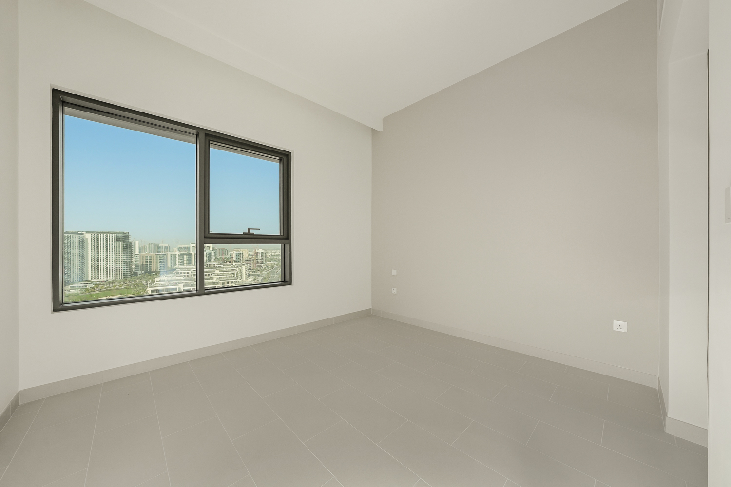 3 Bedrooms Apartment in Park Field Tower 2