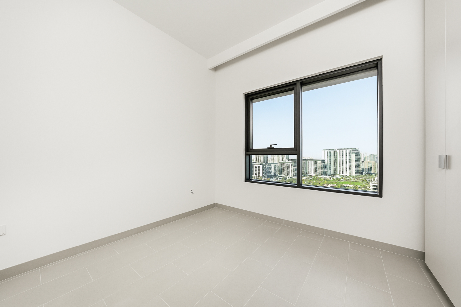 3 Bedrooms Apartment in Park Field Tower 2