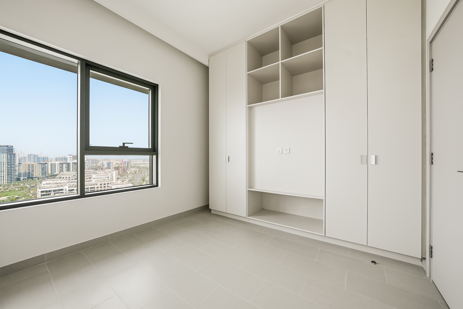 3 Bedrooms Apartment in Park Field Tower 2