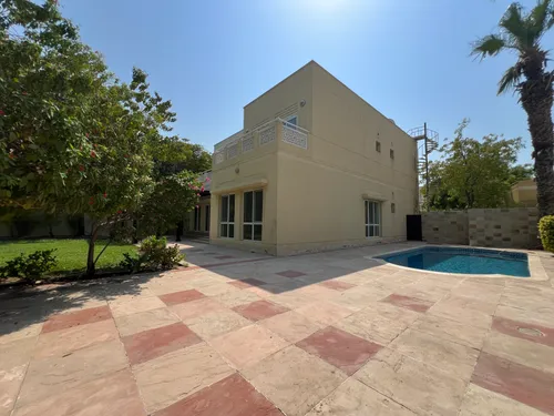 5 Bedrooms Villa in Meadows 9