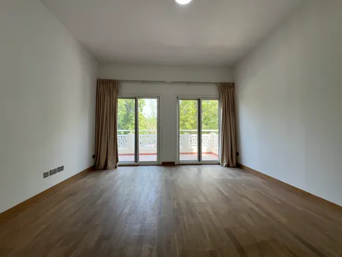5 Bedrooms Villa in Meadows 9
