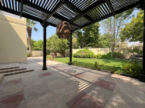 5 Bedrooms Villa in Meadows 9