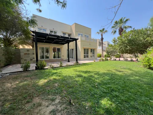 5 Bedrooms Villa in Meadows 9