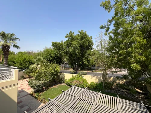 5 Bedrooms Villa in Meadows 9