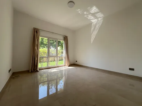 5 Bedrooms Villa in Meadows 9