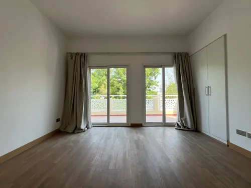 5 Bedrooms Villa in Meadows 9