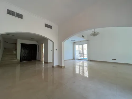 5 Bedrooms Villa in Meadows 9