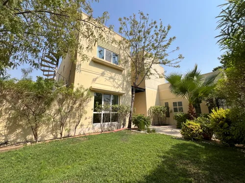 5 Bedrooms Villa in Meadows 9