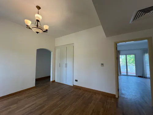 5 Bedrooms Villa in Meadows 9
