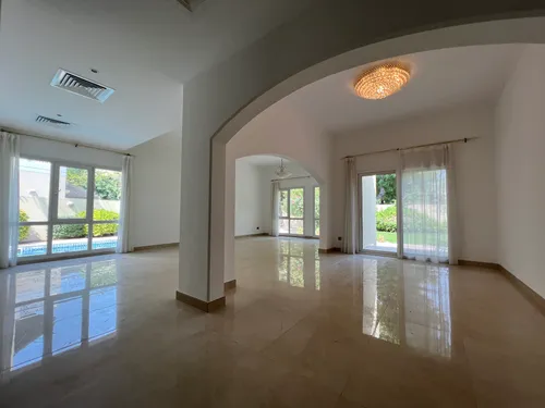 5 Bedrooms Villa in Meadows 9