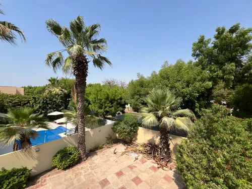 5 Bedrooms Villa in Meadows 9