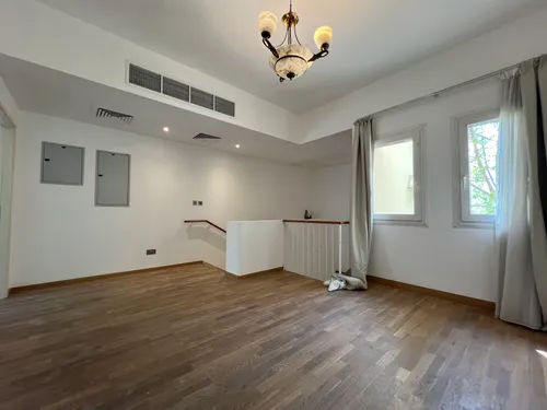 5 Bedrooms Villa in Meadows 9