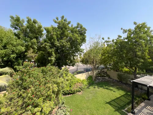 5 Bedrooms Villa in Meadows 9
